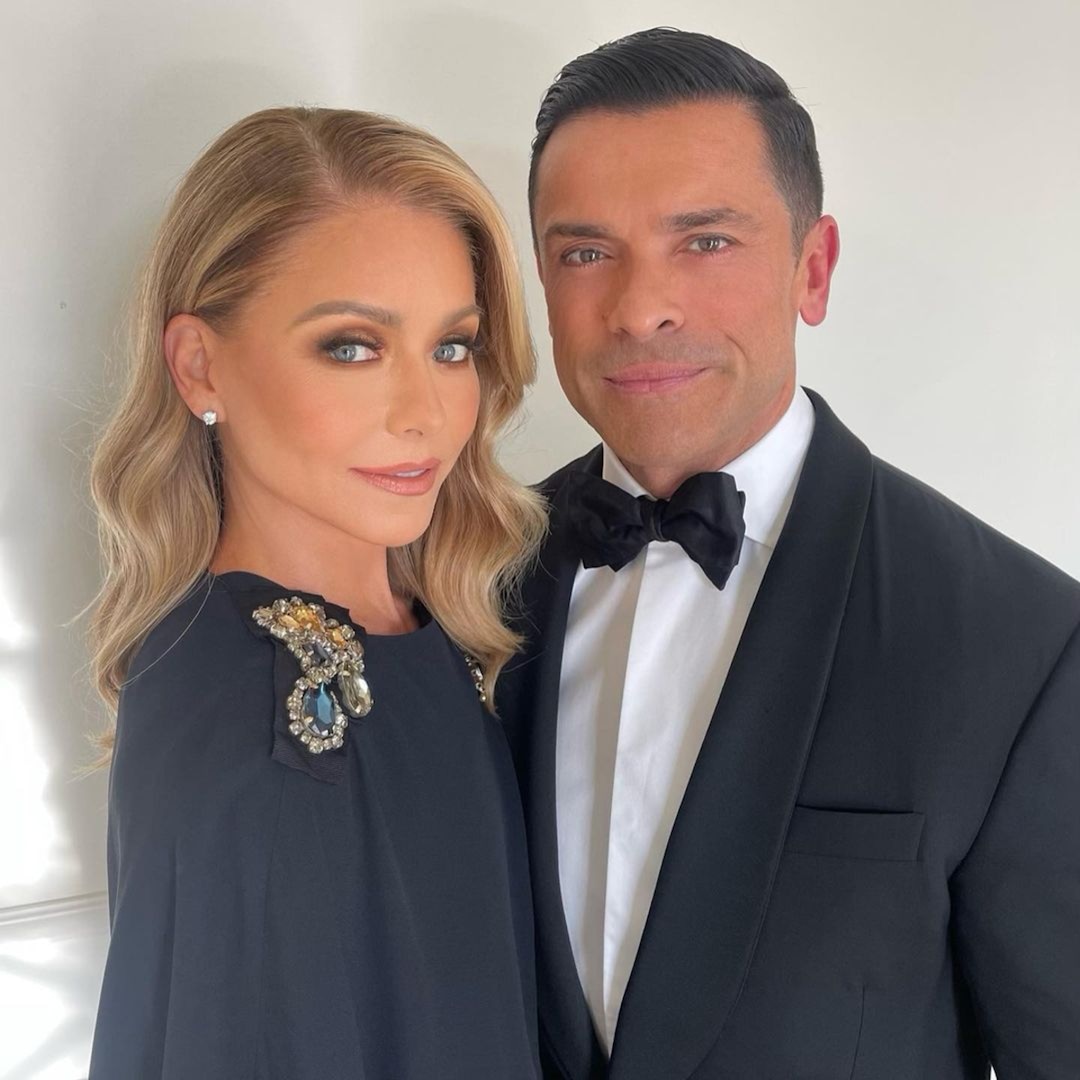 Kelly Ripa Is Thirsting Over This Shirtless Photo of Mark Consuelos